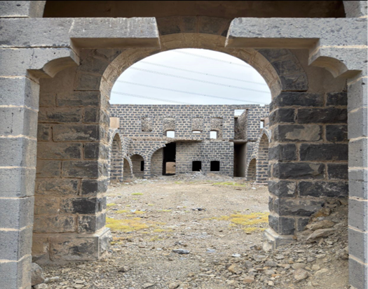 الفناء الداخلي غير المسقوف للقلعة