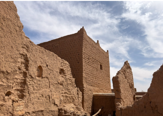 تهدم أجزاء من الجدران