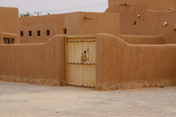 المسارات الداخلية والأبواب