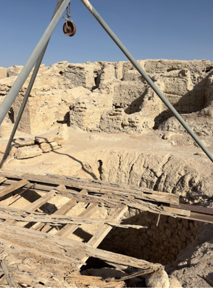 آثار تضرر وتهدم أجزاء من مورد الماء الأثري بفعل الرياح في الفاو