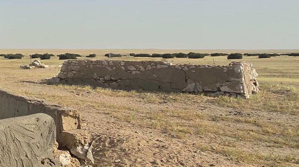 حوض مائي مستطيل مبني من الحجارة واللياسة الطينية بجانب الآبار