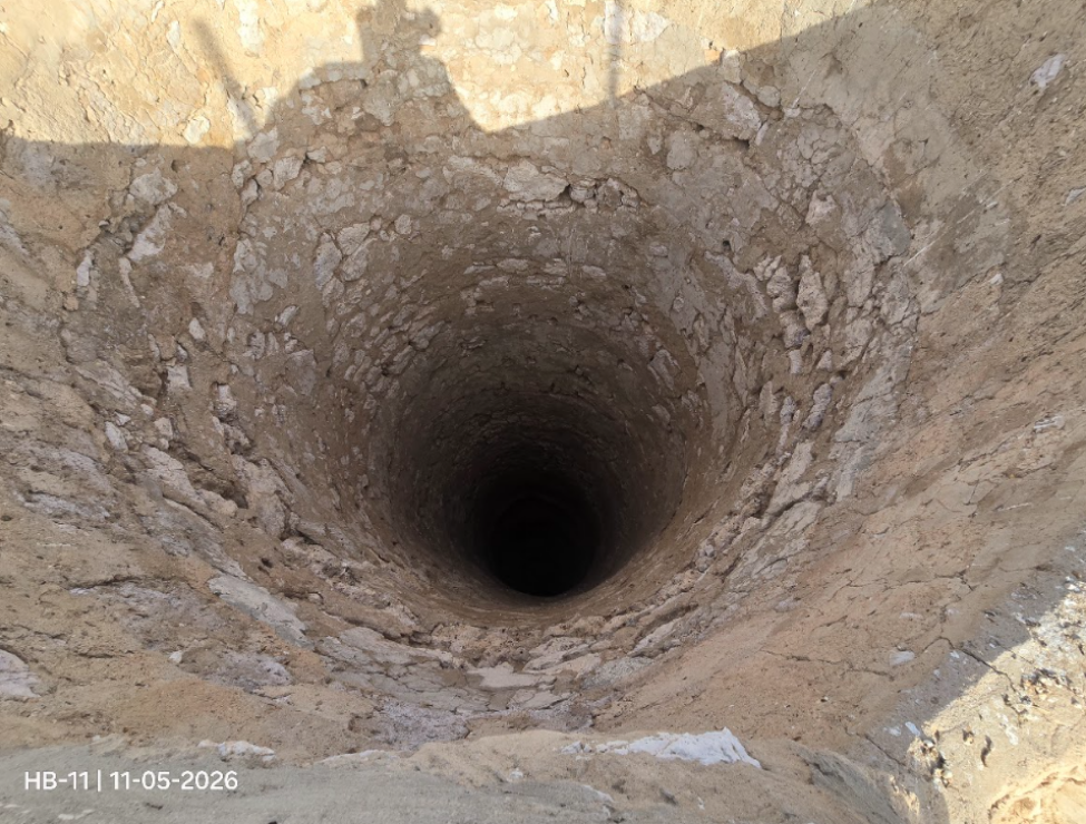 لقطة رأسية توضح عمق البئر والانتظام الهندسي لطيّاته الحجرية الداخلية