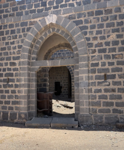 الحجر البازلتي المستخدم في بناء الثكنة العسكرية