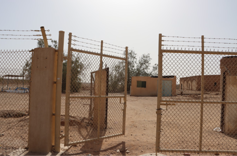 السياج الشبكي المحيط بالموقع