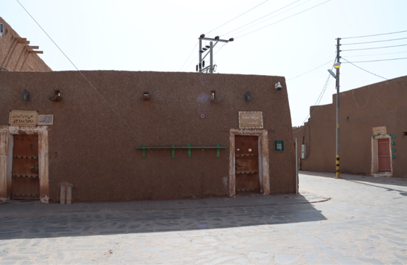 الطرق المعبدة المحيطة بالسوق الشعبي بالحائط