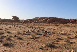 محيط الموقع الخالي من الطرق المعبدة