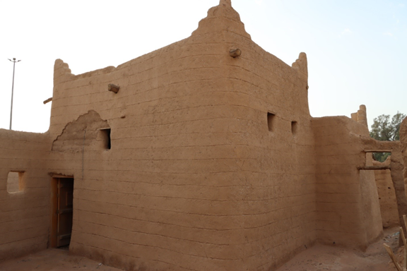 تآكل أحد العناصر المعمارية للبلدة التراثية بالغزالة