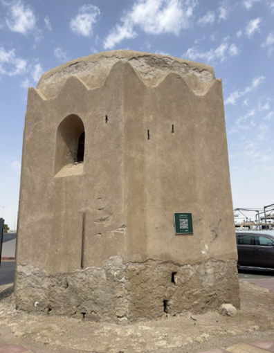 أشكال تعرجات هندسية في قمة البرج