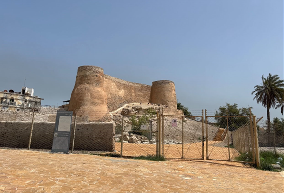 السياج المعدني المحيط بالقلعة
