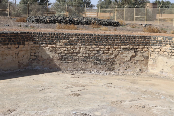  سياج معدني محيط بحصن فيد الأثري