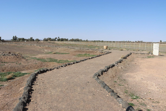  أحد المسارات المخصصة للزوار بحصن فيد الأثري