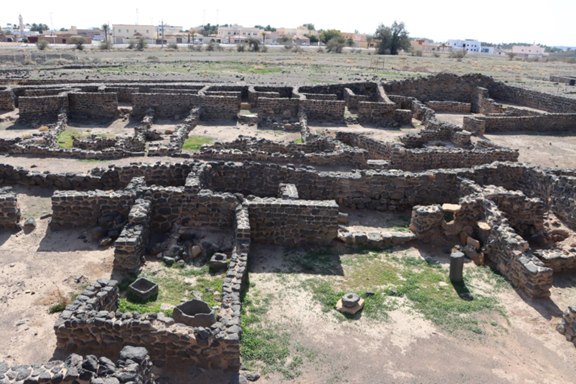  بئران في الجهتين الشمالية والشرقية، كانتا تستخدمان لتزويد الحصن بالمياه