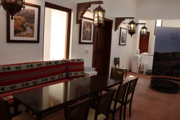  أماكن استراحة للزوار بمركز زوار حصن فيد الأثري 