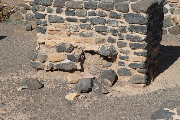 تلف واضح في المواد الإنشائية خاصة الحجارة والطين المستخدم في البناء 