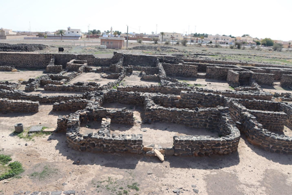  مسارات وغرف بمحيط حصن فيد الأثري 