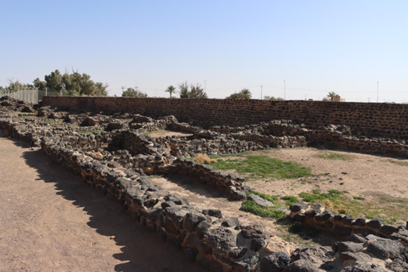 أطلال مبانٍ بالقرب من سور حصن فيد الجنوبي