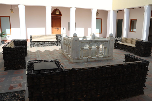 أحد المجسمات بمركز زوار حصن فيد الأثري 