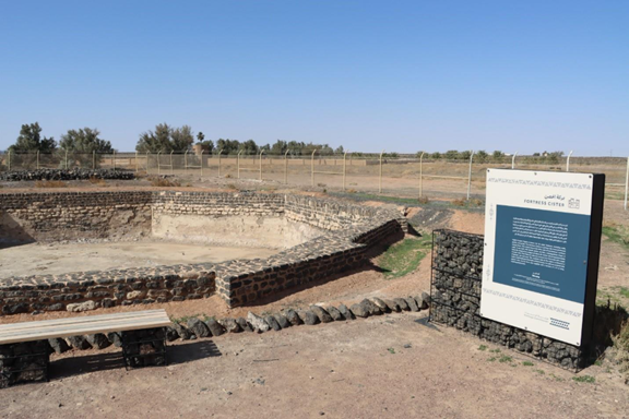  لوحة إرشادية وتحذيرية بمحيط موقع حصن فيد الأثري 