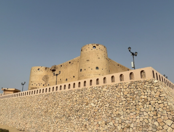 السور الحجري المحيط بالقلعة