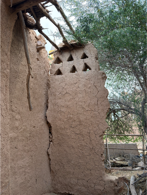 تشقق الجدران وفقدان السقف