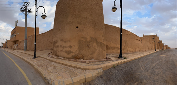 الجدار الإسمنتي المحيط بالموقع