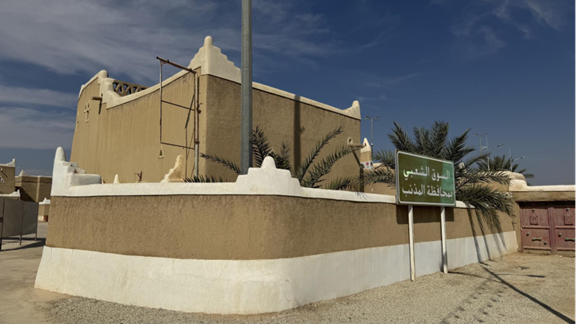 مدخل السوق والبوابة الخشبية