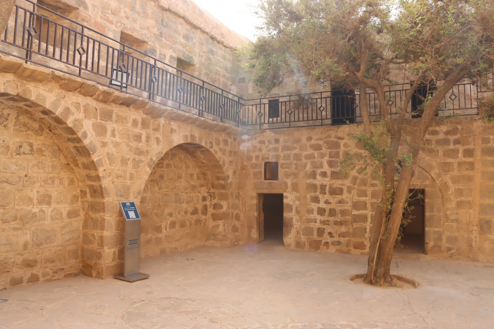 يحتوي الدور الأرضي على فناء مفتوح تحيط به مجموعة من الحجرات