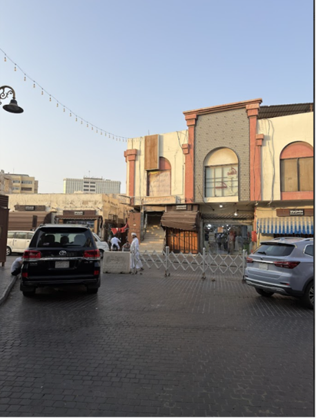ساحات تربط بين أجزاء الموقع