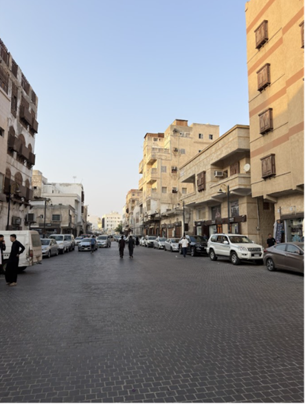 الطرق المعبدة المحيطة بالموقع