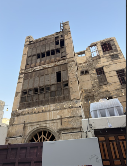 انهيار أجزاء من المبنى في الجزء العلوي