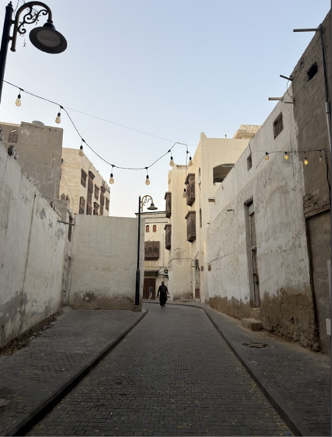 الممرات الضيقة بين المباني