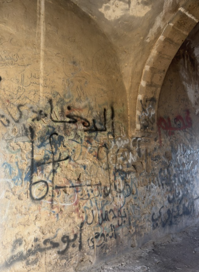 أعمال التخريب والكتابات العشوائية باستخدام الدهانات الزيتية الكثيفة على الجدران
