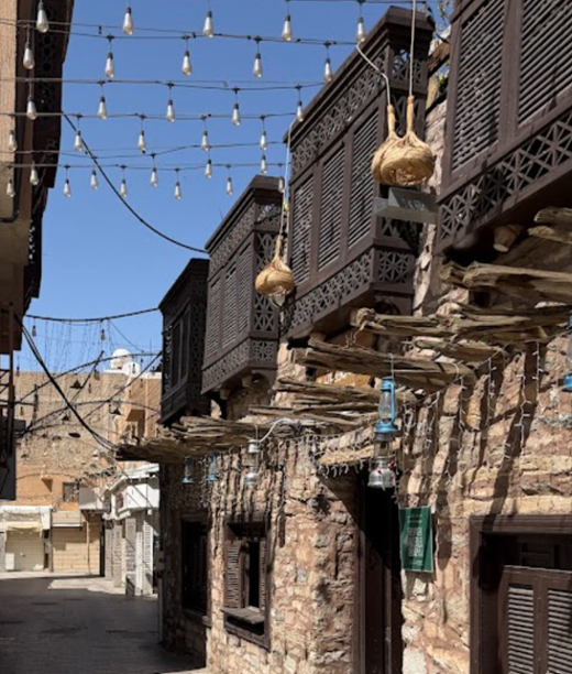 أحد المساكن التقليدية القديمة .