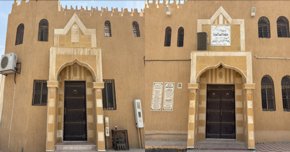 البوابتان الرئيسيتان في الموقع