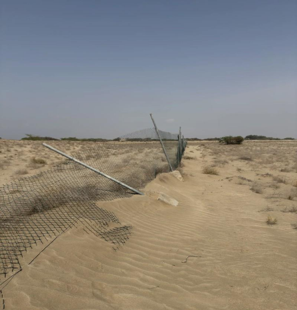 تأثير الرياح على السياج الحديدي وتضرره