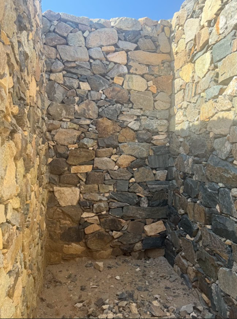 الجدار الحجري لقلعة شمسان