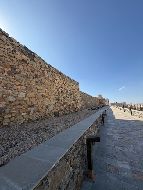 الممرات المحيطة بقلعة شمسان