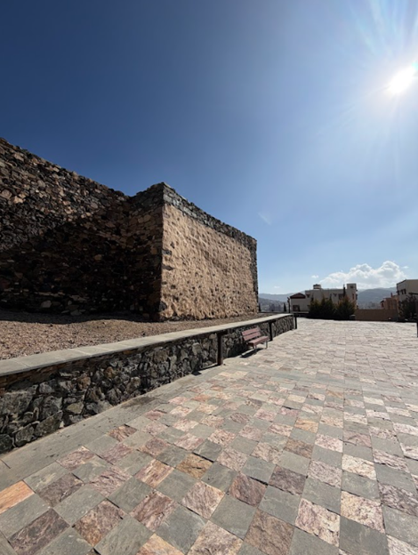 الساحة المجاورة لسور قلعة شمسان