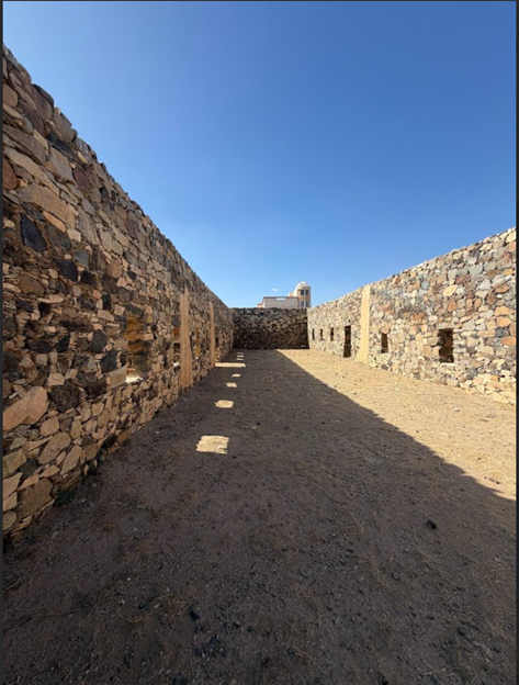 ممر داخلي بين أسوار قلعة شمسان الحجرية