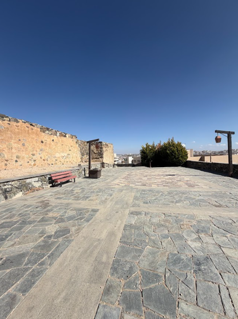 احد اماكن الاستراحة في قلعه شمسان