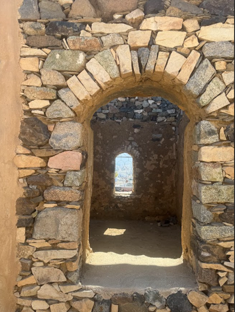 الشكل التصميمي للنافذة في القلعة