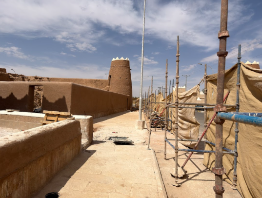 أعمال ترميم جارية لمعالجة التدهور في عناصر القرية التراثية