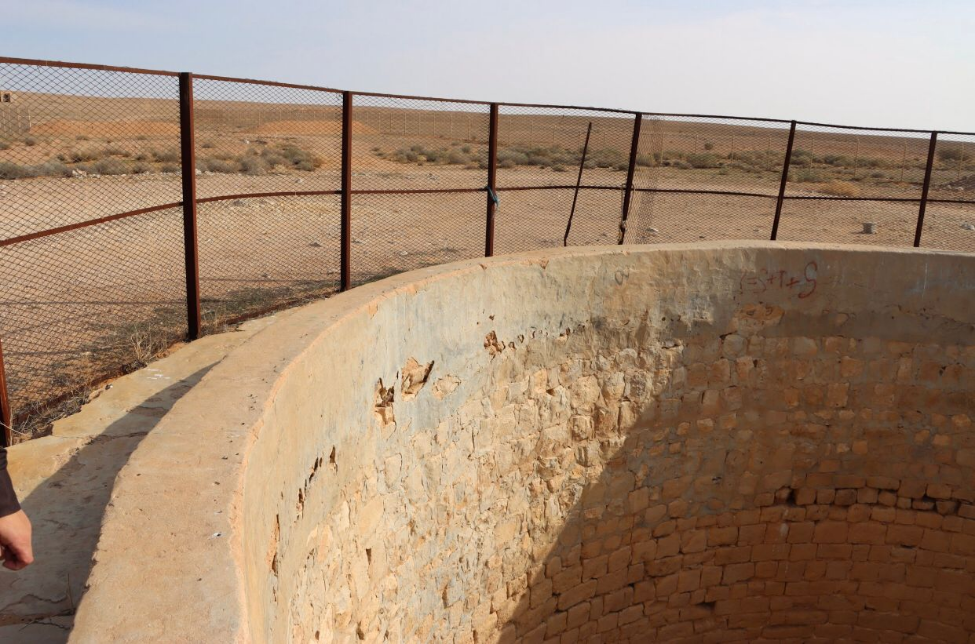 السياج المعدني المحيط بالبئر