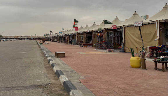 محلات سوق النعيرية التي تتوزع جابني الممر الطويل،المغطية خيمة قماشية