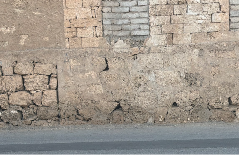 تآكل ونخر الجزء السفلي للجدران وحدوث تشققات سطحية وعميقة