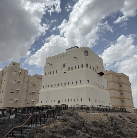 السور الحديدي المحيط بالموقع