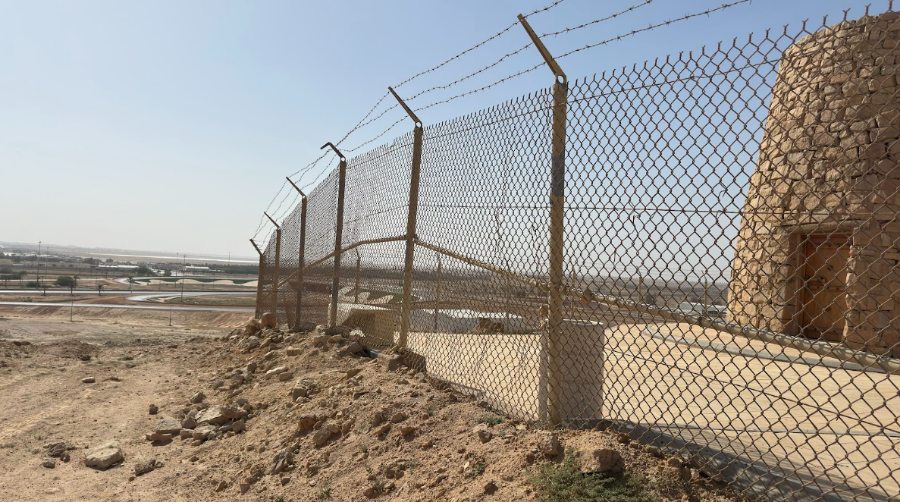 الطرق غير المعبدة المحيطة بالموقع