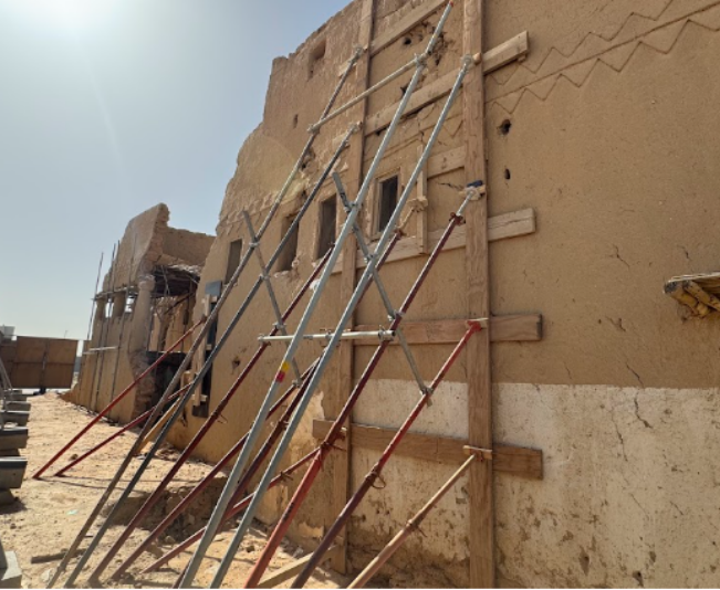الدعامات المعدنية المُستخدمة لتدعيم الجدران الخارجية