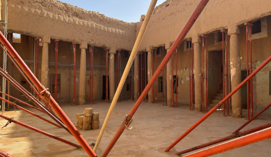 إحدى الساحات الداخلية في القصر