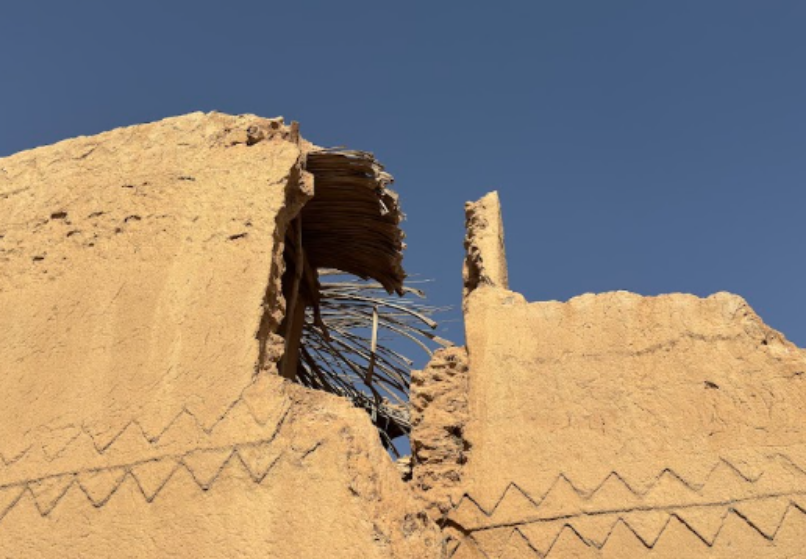 انهيار أجزاء من أسقف المبنى بفعل الأمطار